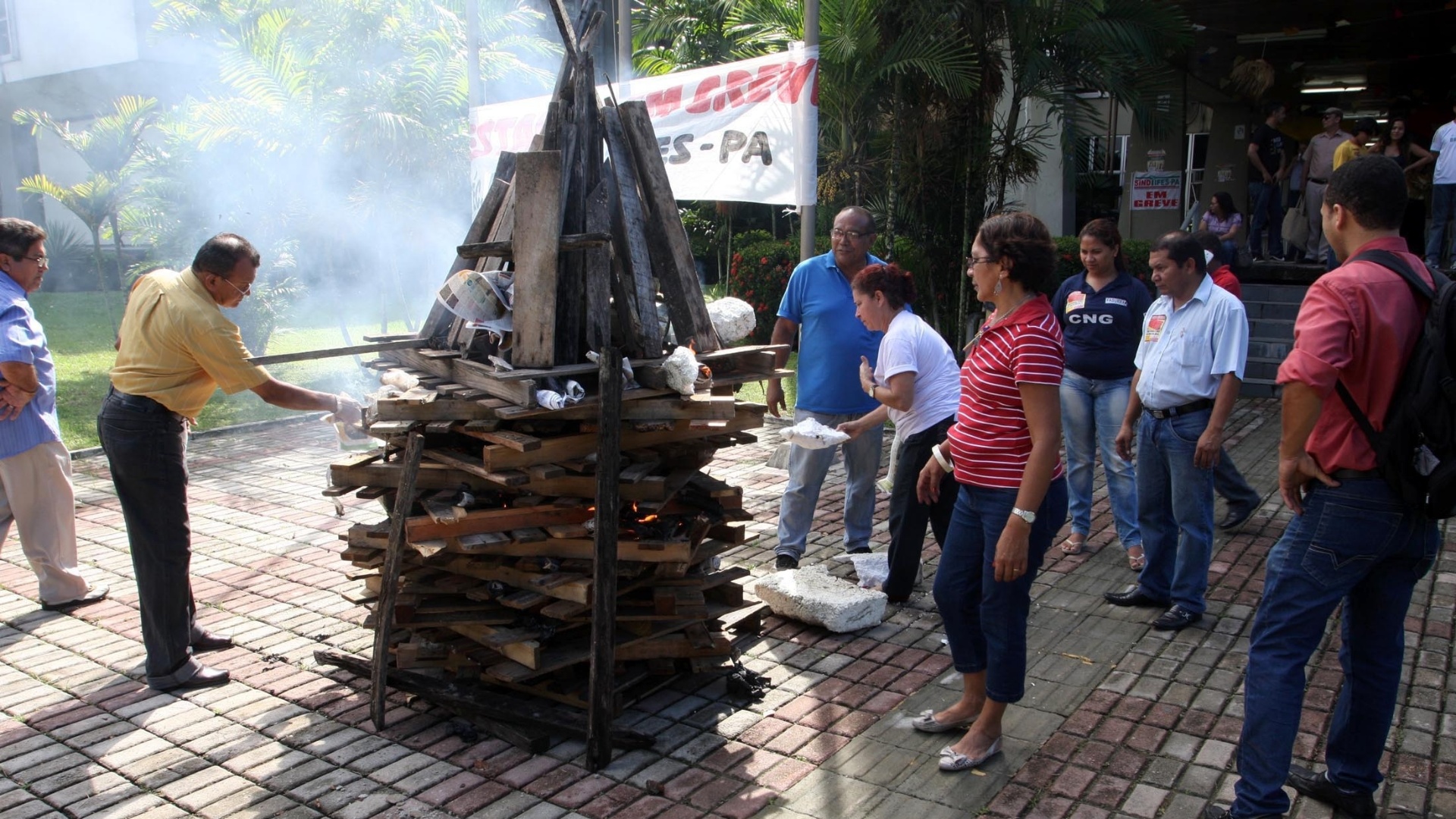 Em greve, professores da UFPA (Universidade Federal do Pará), em Belém, fecharam os portões da universidade no início da manhã desta quinta-feira (21). Com isso, só pedestres podem entrar na instituição - carros e motos são impedidos. Os docentes também fizeram uma fogueira como forma de protesto - Igor Mota/Futura Press