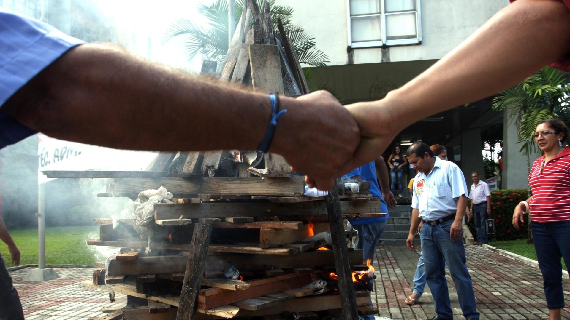 Em greve, professores da UFPA (Universidade Federal do Pará), em Belém, fecharam os portões da universidade no início da manhã desta quinta-feira (21). Com isso, só pedestres podem entrar na instituição - carros e motos são impedidos. Os docentes também fizeram uma fogueira como forma de protesto - Igor Mota/Futura Press