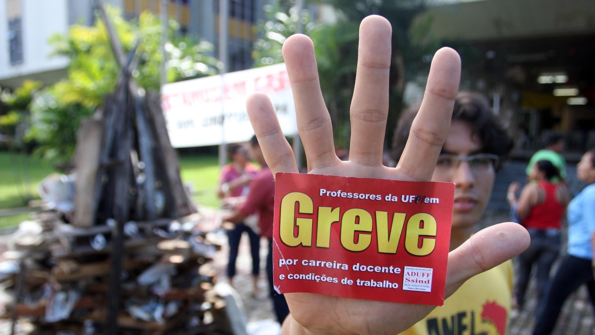 Em greve, professores da UFPA (Universidade Federal do Pará), em Belém, fecharam os portões da universidade no início da manhã desta quinta-feira (21). Com isso, só pedestres podem entrar na instituição - carros e motos são impedidos. Os docentes também fizeram uma fogueira como forma de protesto - Igor Mota/Futura Press
