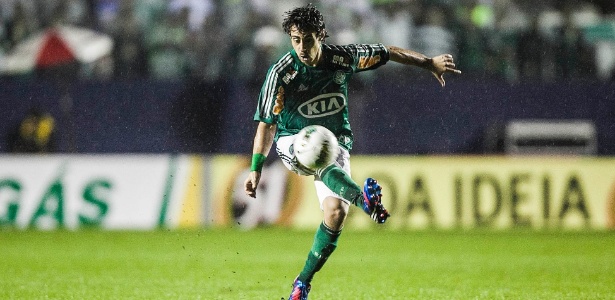 O duelo entre Palmeiras, do meia Valdivia, e Coritiba será transmitido pela Bandeirantes - Leonardo Soares/UOL
