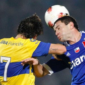 Mena disputa bola com atacante Mouche, do Boca Juniors, durante jogo da Libertadores deste ano - Eliseo Fernandez/Reuters