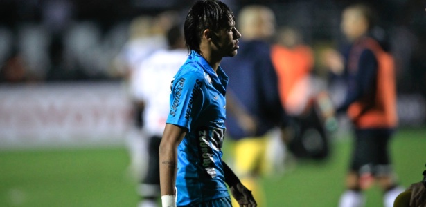 Neymar deixa o campo cabisbaixo após a eliminação do Santos na Libertadores - Leandro Moraes/UOL