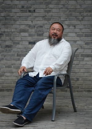 O artista e dissidente chinês Ai Weiwei em sua residência, em Pequim