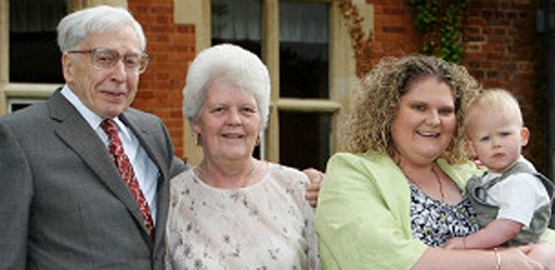 O doutor Robert Edwards, Lesley Brown, a filha Louise Brown e o neto Cameron em 2008, na celebração dos 30 anos da primeira fertilização in vitro com êxito - PA