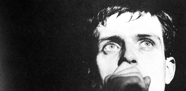 O ex-vocalista do "Joy Division" e autor de "Love Will Tear Us Apart" Ian Curtis - Reprodução
