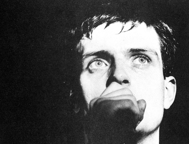 O ex-vocalista do "Joy Division" e autor de "Love Will Tear Us Apart" Ian Curtis - Reprodução