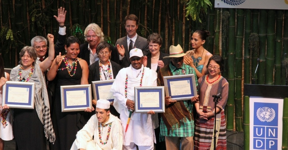 Os atores Camila Pitanga e Edward Norton entregam prêmio de sustentabilidade no Rio de Janeiro (21/6/12)