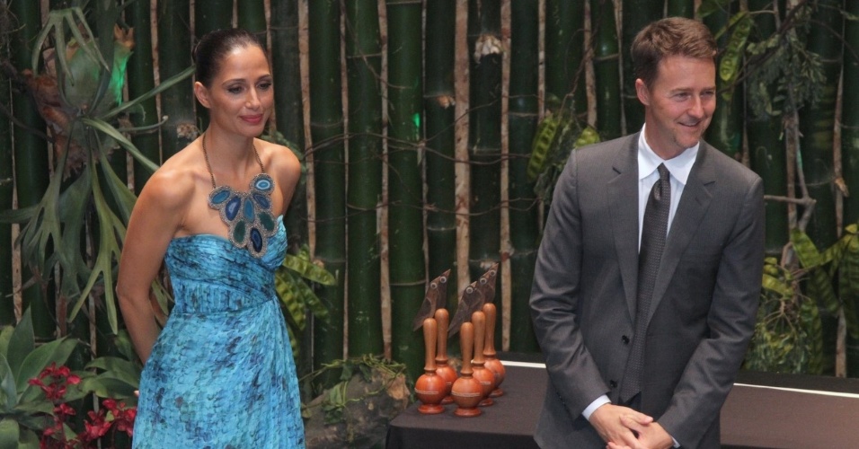 Os atores Camila Pitanga e Edward Norton entregam prêmio de sustentabilidade no Rio de Janeiro (21/6/12)