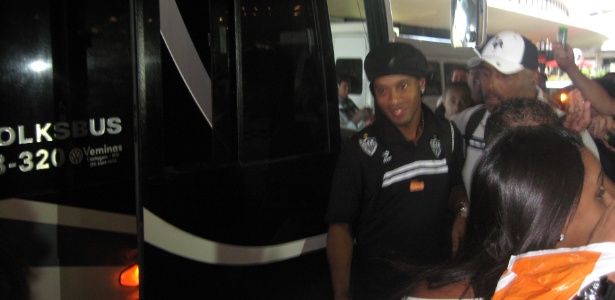 Sem seguranças particulares, Ronaldinho é protegido por funcionários do Atlético-MG - Bernardo Lacerda/UOL