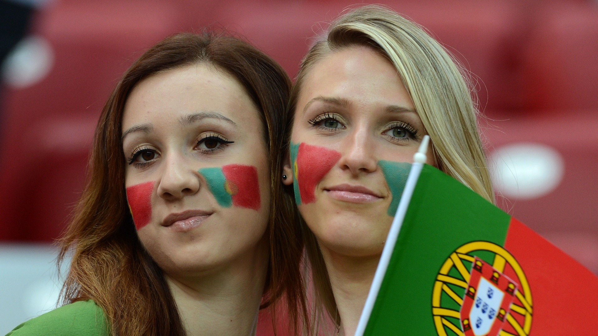 21.jun.2012 - Torcedoras portuguesas se pintaram para assistir o duelo contra os tchecos pela Eurocopa