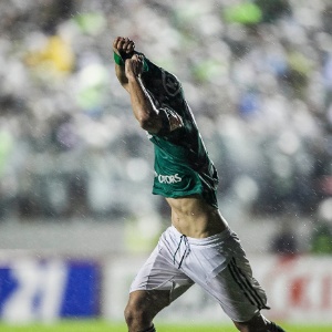 Valdivia tira a camisa para comemorar gol na partida contra o Grêmio pela Copa do Brasil - Leonardo Soares/UOL