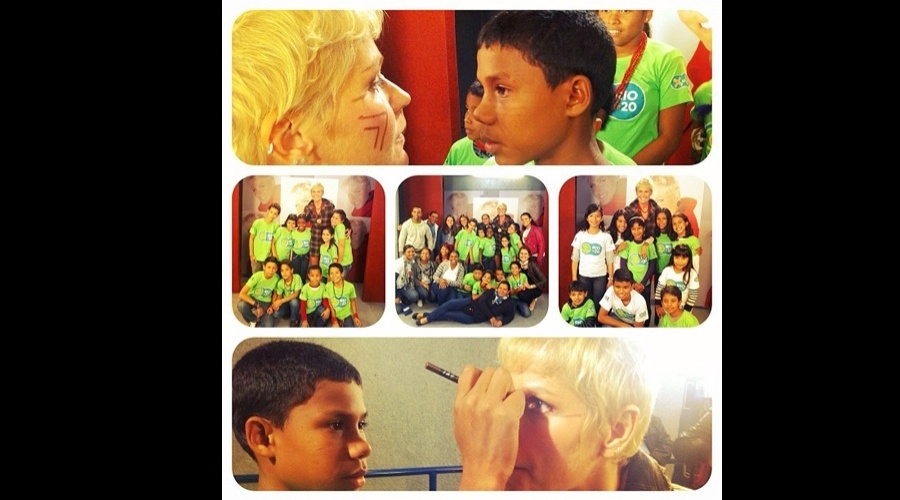 Xuxa se encontrou com crianças indígenas nesta quinta na Rio + 20 (21/6/12)