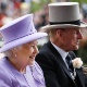 22.jun.2012 - A rainha Elizabeth 2ª e seu marido, o príncipe Philip, chegam em carruagem real ao Royal Scot, em Londres, no Reino Unido, para assistir a corrida de cavalos - Andrew Winning/Reuters