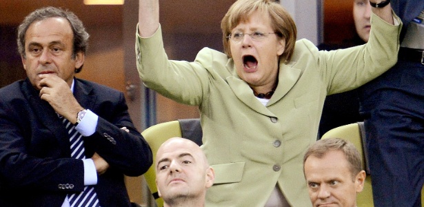 Chanceler alemã Angela Merkel comemora gol da alemanha na Euro-2012 - AFP