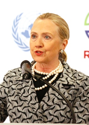 22.jun.2012 - Em sua rápida passagem pela Rio+20, a secretária de Estado dos Estados Unidos, Hilary Clinton, anunciou o lançamento de uma linha de financiamento para projetos de energia renovável na África