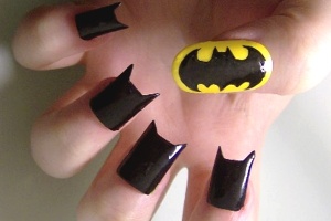 Estudante inglesa pinta unhas inspiradas em Batman, Harry Potter