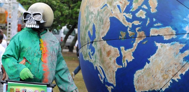 22.jun.2012 - Manifestante protesta durante último dia da Rio+20, Conferência da ONU sobre Desenvolvimento Sustentável