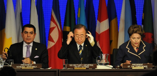 O secretário geral da ONU Ban Ki Moon (centro), o presidente da Assembleia Geral da ONU Nassir Abdulaziz Al-Nasser e a presidente Dilma durante a cerimônia de encerramento da Rio+20 na noite desta sexta-feira (22)  - AFP/Antonio Scorza 