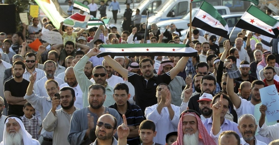 22.jun.2012- Jordanianos participam de protestos ao lado de sírios em frente à Embaixada da Síria, em Amã,  na Jordânia