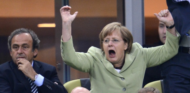 A chanceler alemã Angela Merkel comemora gol da Alemanha no duelo contra a Grécia - AFP/Fabrice Coffrini 