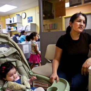 Alda Vintimilla e sua filha recebem tratamento no centro da rede Hudson River HealthCare em Peekskill, Nova York (EUA). Ninguém sabe ao certo o que aconteceria com programas destinados a ajudar os americanos sem plano de saúde caso a Suprema Corte derrube a lei de saúde proposta pelo governo Obama  - Benjamin Norman / The New York Times