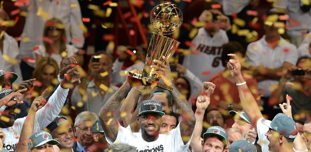 Campeão com o Miami Heat, LeBron James ergue o troféu da liga americana - Don Emmert/AFP