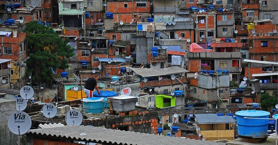 Carlos Costa, escritor que trabalhou como líder comunitário da favela durante anos, diz que para muitos moradores da Rocinha a Rio+20 pode ser vista como perda de tempo. "Quando você percebe que as autoridades não sabem como vão fazer para consolidar os planos que apresentam, você vê que não vai dar em nada", indica
