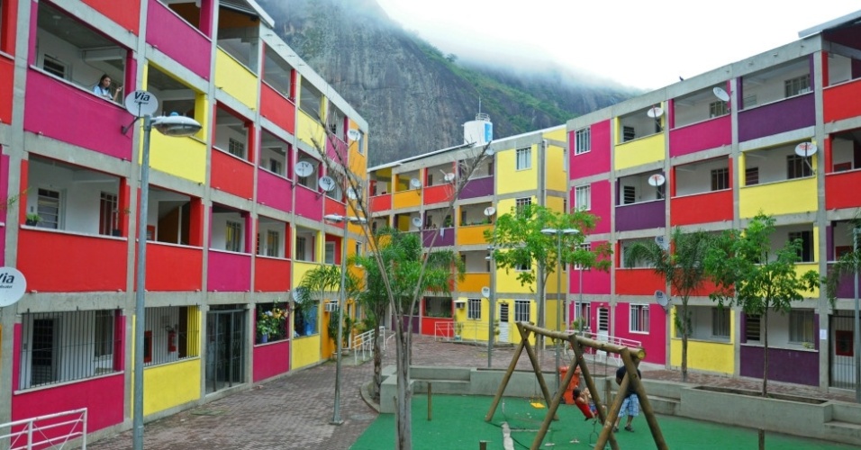  Casas coloridas instaladas na Rocinha foram inspiradas por construções semelhantes em Barcelona. Moradores aprovaram mudanças promovidas por parcerias entre lideranças locais e o governo