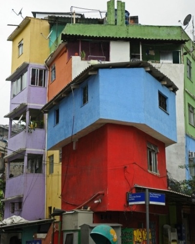 Casas coloridas se tornaram símbolo de nova fase da comunidade após o processo de pacificação iniciado em novembro do ano passado, quando centenas de policiais subiram as ruas da Rocinha, auxiliados por helicópteros do Exército