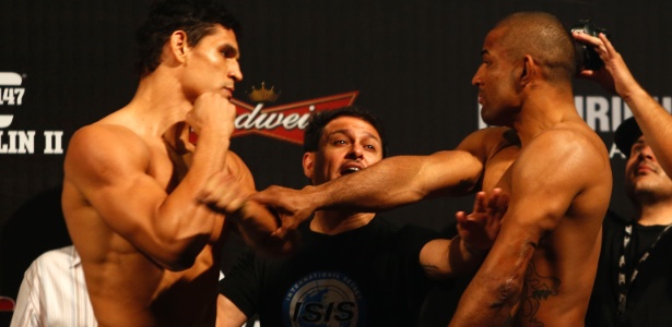 Mutante (esq.) e Serginho quase trocaram socos na pesagem do UFC 147 - Rodrigo Lima /UOL