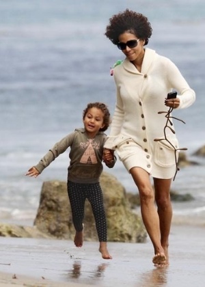 Em meio a disputas judiciais pela custódia da filha, atriz Halle Berry brinca com Nahla na praia (21/6/12)