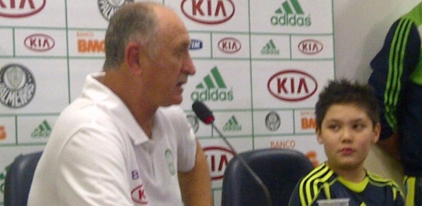 Felipão recebeu Dudu, mascote da eliminação do Palmeiras contra o Goiás em 2010 - Danilo Lavieri/UOL