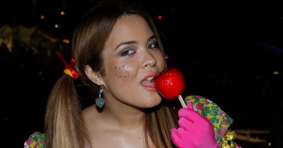 Geisy Arruda curtiu festa junina no Jockey Club, em São Paulo (22/6/12). A festa foi organizada pela Ong Florescer