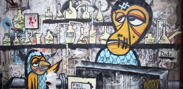 Grafite em uma parede no bairro Florentin, em Tel Aviv, Israel, é usado pelo professor de hebraico Guy Sharett em suas aulas de linguagens políticas e culturais - Rina Castelnuovo / The New York Times