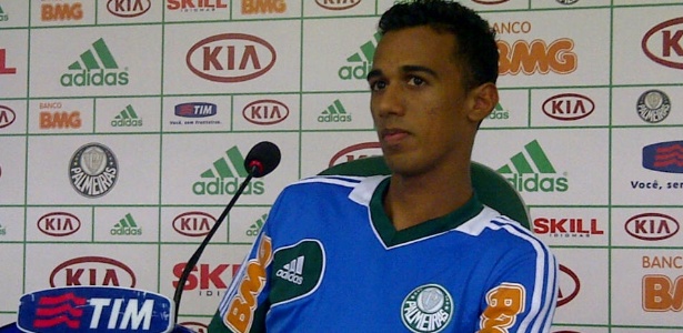 Juninho, lateral esquerdo do Palmeiras, dá entrevistas após o treino - Danilo Lavieri/UOL Esporte