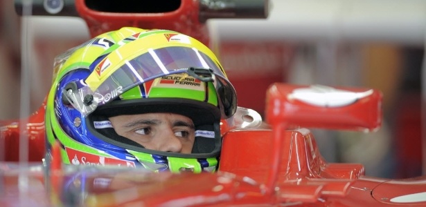 O brasileiro Felipe Massa observa o trabalho da Ferrari nos boxes em Valência - AFP PHOTO / JOSE JORDAN