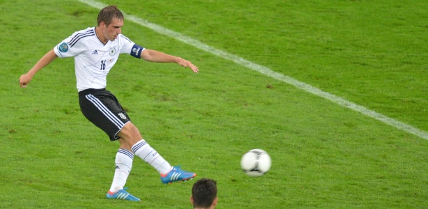 Federação Alemã anunciou acordo firmado com Philipp Lahm (foto), capitão do time - AFP PHOTO / GABRIEL BOUYS