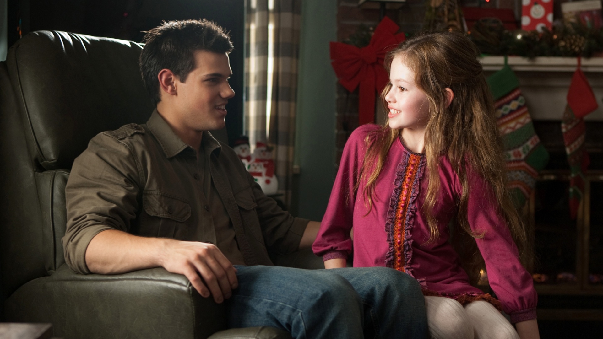 Taylor Lautner e a pequena Mackenzie Foy em cena do último filme da série "Crepúsculo" - Divulgação