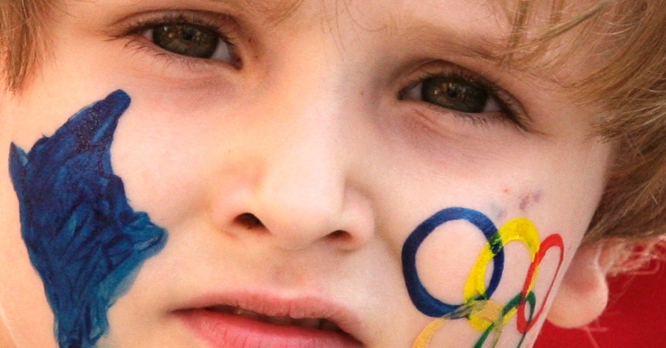 23.jan.2012 - Criança com rosto pintado participa de evento organizado pelo comitê olímpico de Kosovo