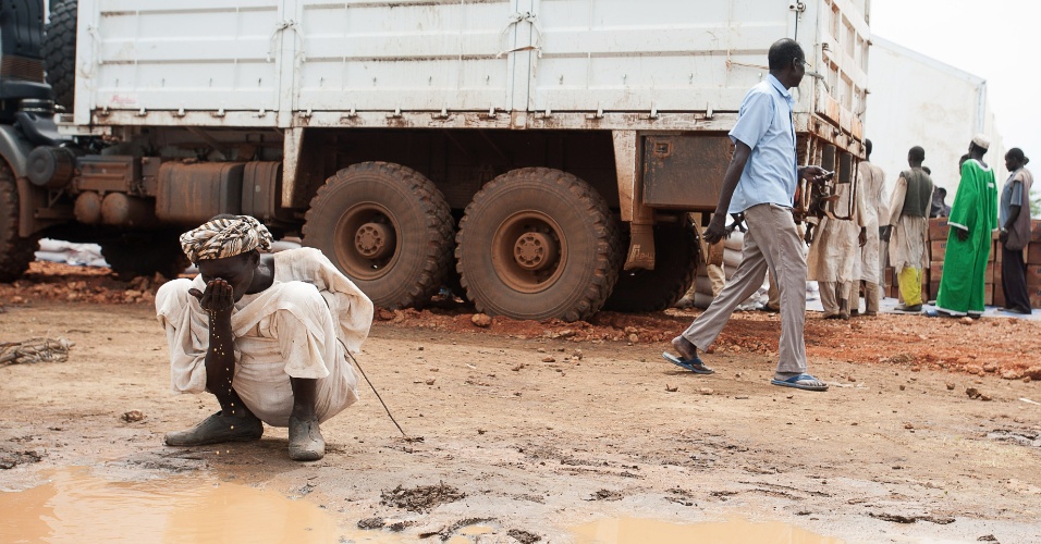 23.jun.2012 - Refugiado toma água de uma poça de barro  no Sudão do Sul