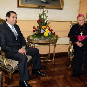 O novo presidente do Paraguai, Federico Franco, se reúne com o núncio católico Eliseo Ariotti no palácio presidencial em Assunção - Jorge Adorno/Reuters