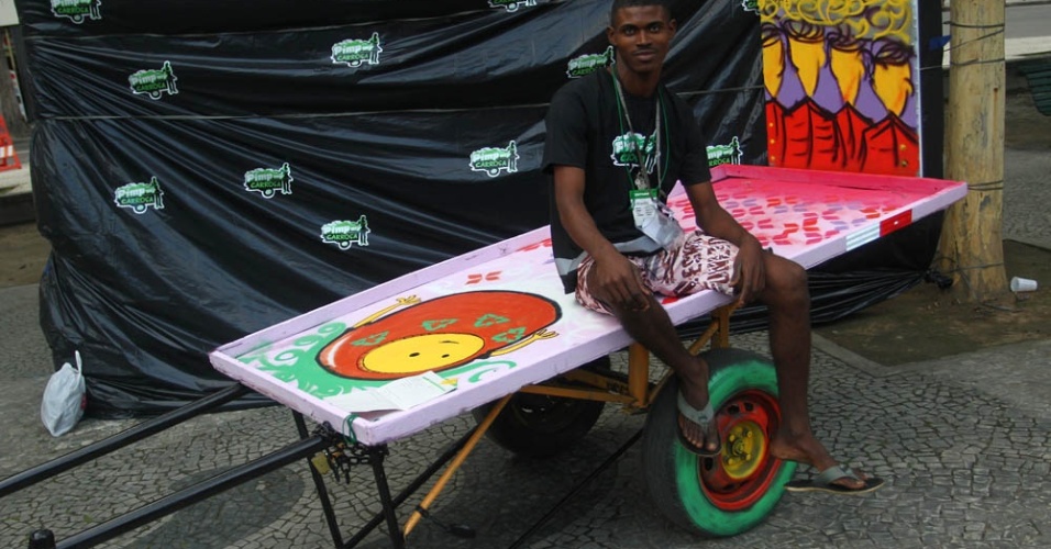 Alessandro Hastenreiter, um dos catadores que teve sua carroça de lixo pintada por grafiteiros (23/6/12) - Ricardo Cassiano/UOL