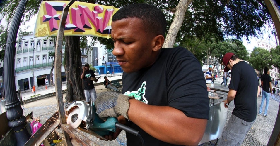 Grafiteiro pinta carroça de catador de lixo, durante o "Pimp my carroça", no Rio de Janeiro (23/6/12) - Ricardo Cassiano/UOL