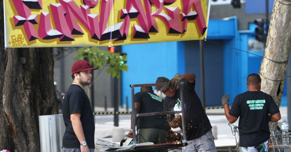Na oficina de funilaria, as carroças dos catadores são preparadas antes de receber a pintura (23/6/12) - Ricardo Cassiano/UOL