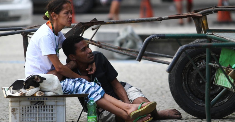 Catadores de lixo aguardam para ter suas carroças grafitadas no Rio de Janeiro (23/6/12) - Ricardo Cassiano/UOL
