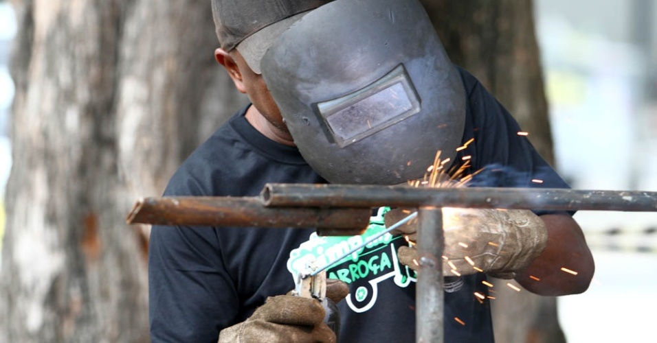Na oficina de funilaria, as carroças dos catadores são preparadas antes de receber a pintura (23/6/12) - Ricardo Cassiano/UOL