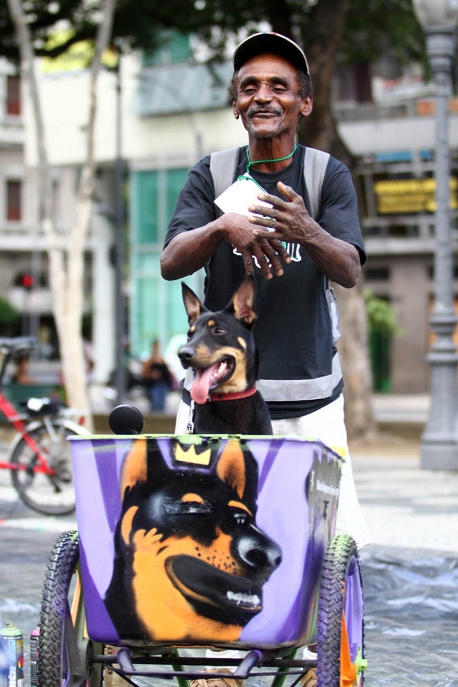 O cachorro do catador Rubens serviu de inspiração para o grafite na carroça (23/6/12) - Ricardo Cassiano/UOL