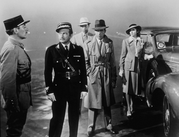 Humphrey Bogart (ao centro na foto) no filme "Casablanca", que completa 70 anos - Brainpix