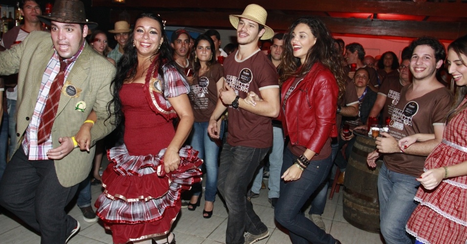 José Loreto e Débora Nascimento dançam quadrilha em festa de São João, em Gravatá, Pernambuco (22/6/12). Os dois interpretam Darkson e Tessália, em "Avenida Brasil"
