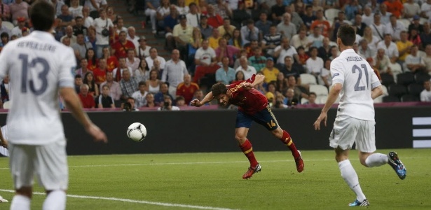 Volante de Real Madrid, Xabi Alonso cabeceia para marcar o primeiro gol da Espanha sobre a França